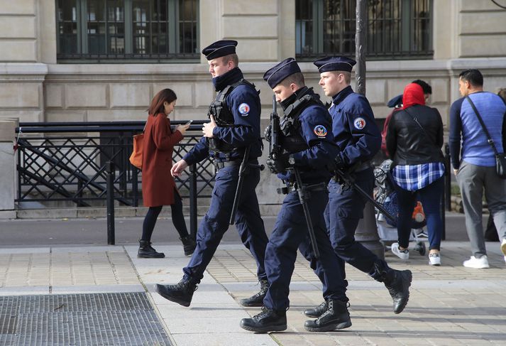 Lögregluþjónar standa vörð við höfuðstöðvar lögreglunnar í París.