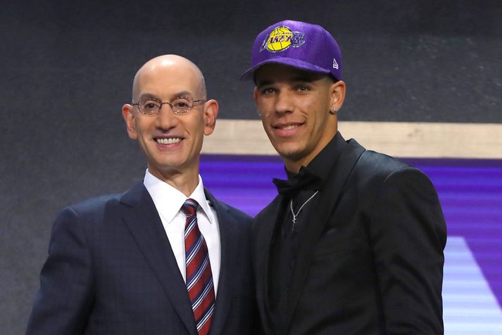 Lonzo Ball með Adam Silver, yfirmanni NBA-deildarinnar.