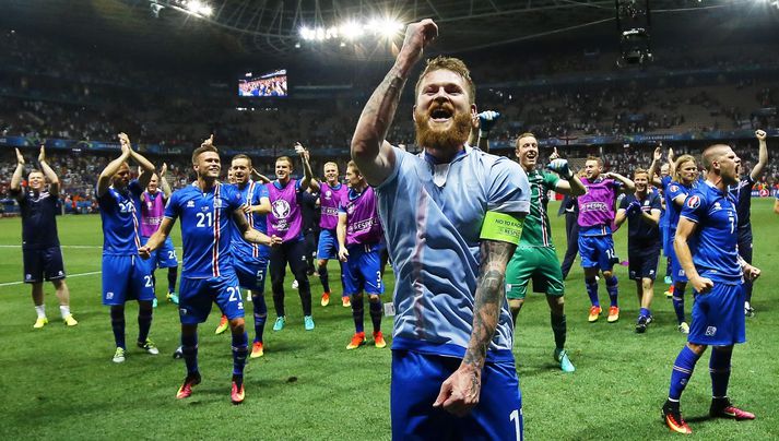 Landsliðsfyrirliðinn Aron Einar Gunnarsson fer fyrir fögnuði íslensku strákanna eftir sigurinn á Englandi á EM í Frakklandi sumarið 2016.