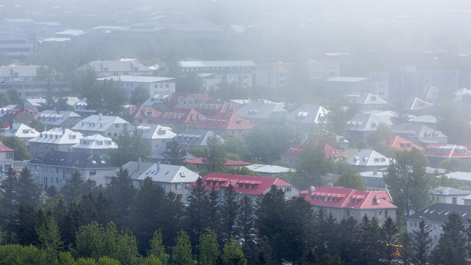 Flúðu eftir að hafa ekið á gangandi veg­faranda