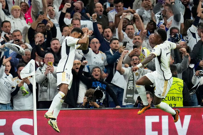 Rodrygo og Vinicius Junior fagna marki þess fyrrnefnda fyrir Real Madrid á móti Manchester City á Santiago Bernabeu í gærkvöldi.