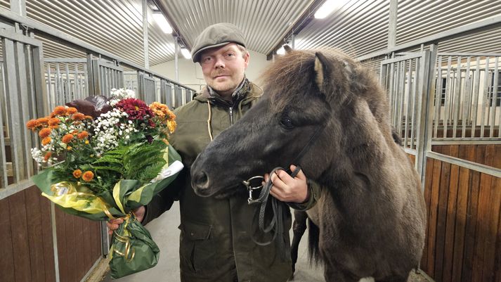 Vinirnir, Daníel og Stáli og fallegur blómvöndur, sem Stáli hafði mikinn áhuga á enda hefur hann blómstrað, sem stóðhestur.