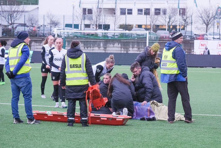 Andrea Marý hneig niður og hringja þurfti á sjúkrabíl. Leikurinn var flautaðar af í kjölfarið, nokkrum mínútum áður en uppbótartími rann sitt skeið.