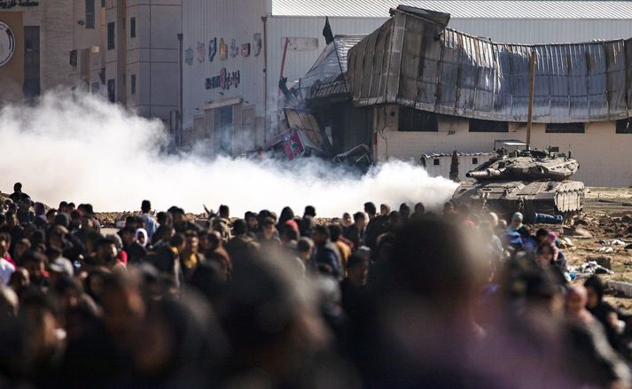 UNRWA er ein helsta líflína Palestínumanna á Gasaströndinni, þar sem nánast allir íbúar hafa þurft að flýja heimili sín og standa frammi fyrir hungursneyð.