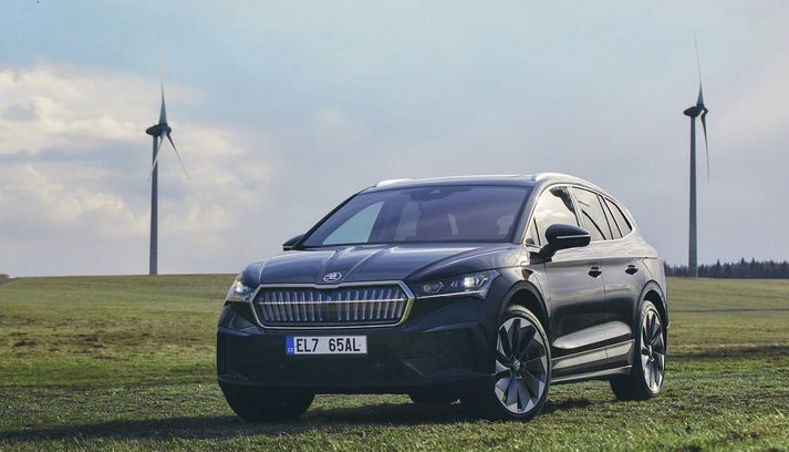 Skoda Enyaq og vindmyllur.