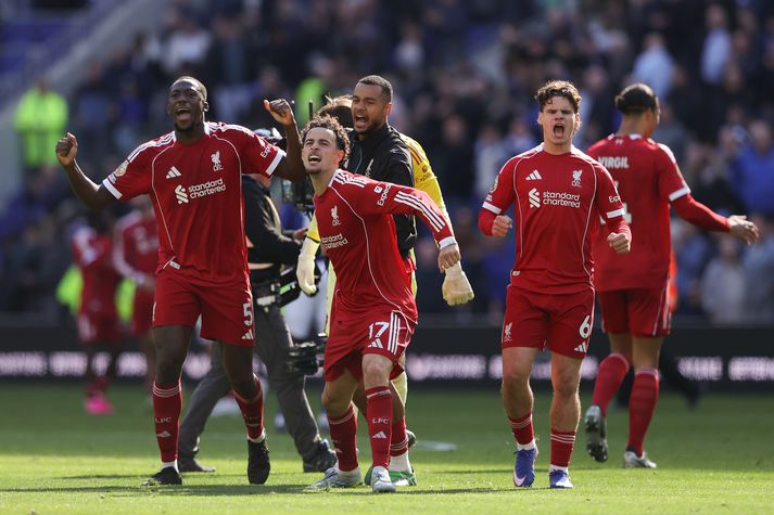 Ibrahima Konaté (lengst til vinstri) fagnar sigrinum dramatíska á Everton ásamt samherjum sínum.