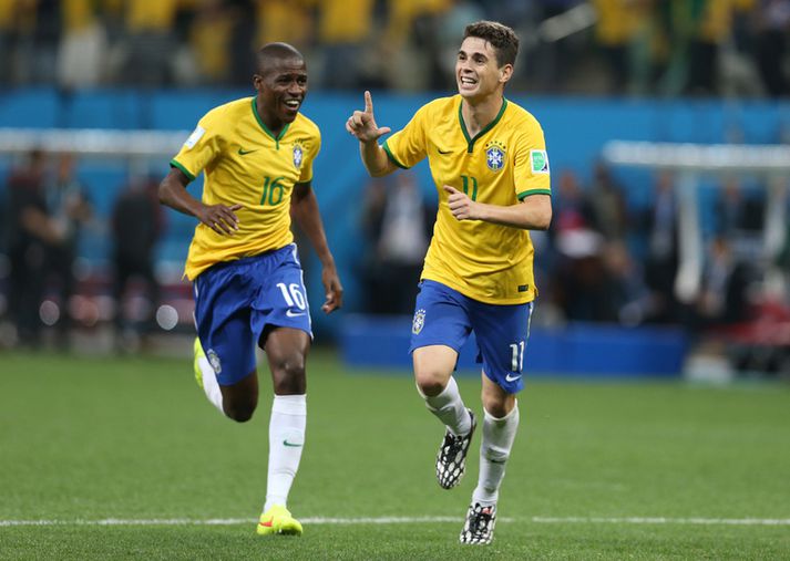 Oscar fagnar þriðja marki leiksins með samherja sínum hjá Chelsea, Ramires.
