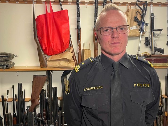 Þórarinn Þórarinsson, lögreglufulltrúi, segir að um tvö þúsund vopn séu skráð hérlendis sem ekki sé vitað hvar eru niðurkomin