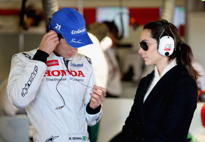 Bruno Senna gerir sig kláran fyrir aksturinn og systir hans Bianca Senna bíður eftir frumsporum hans í Formúlu 1 með Honda.