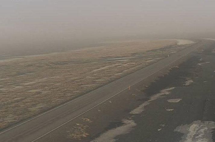 Þurrt er á svæðinu en hvasst.