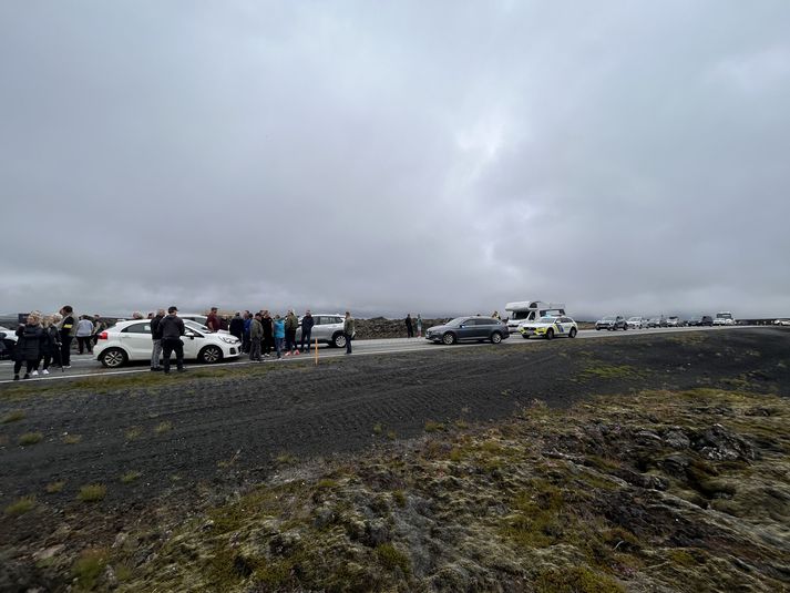 Mótmælendurnir hafa komið sér fyrir á miðjum veginum.
