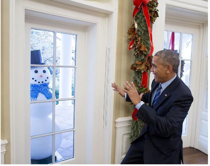 Starfsfólk Hvíta hússins ákvað að hrekkja Barack Obama Bandaríkjaforseta með plastjólasveinum.