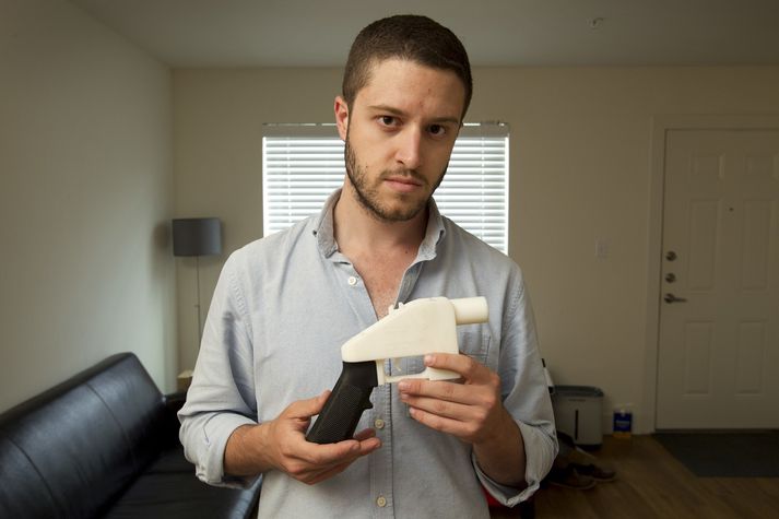 Cody Wilson, maðurinn sem hugðist birta teikningar til að prenta út byssur, með plastbyssu sem hann prentaði út með þrívíddarprentara.