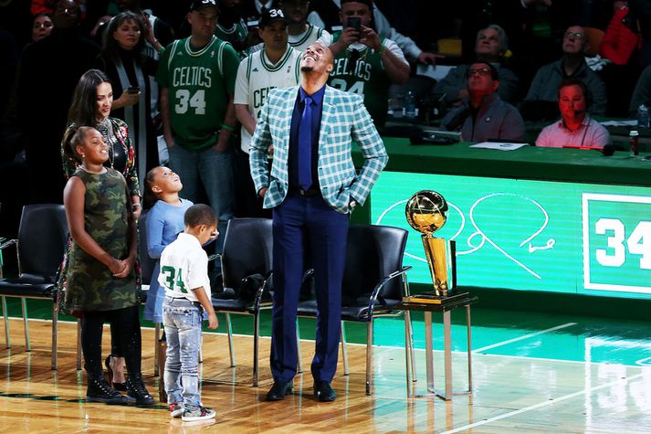 Paul Pierce og fjölskylda horfa á treyju hans fara upp í rjáfur.