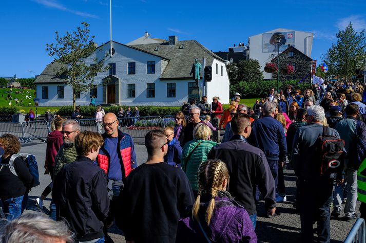 Búast má við að margt verði um manninn á göngugötunni miðbæ Reykjavíkur í dag.