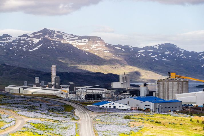 Fljótsdalslína rofnaði og varnarbúnaður í álveri Alcoa klikkaði svo rafmagnslaust varð á hálfu landinu í gær.