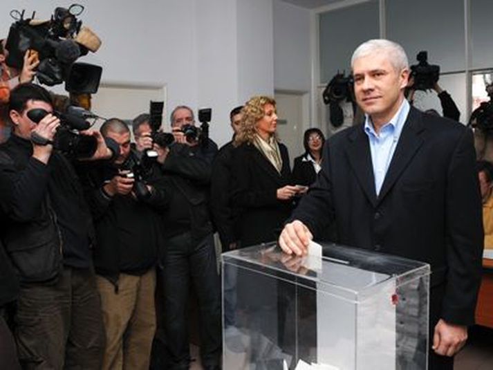 Boris Tadic greiddi atkvæði snemma í morgun.