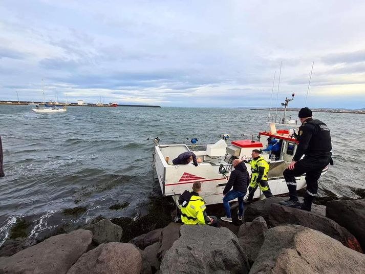 Báturinn strandaði í stórgrýttum sjóvarnargörðum.