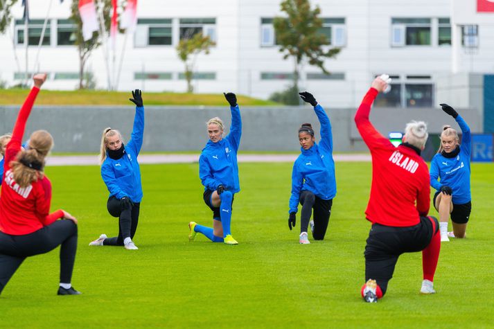 Guðný Árnadóttir, Dagný Brynjarsdóttir, Sveindís Jane Jónsdóttir og Barbára Sól Gísladóttir teygja sig og fetta á landsliðsæfingu.