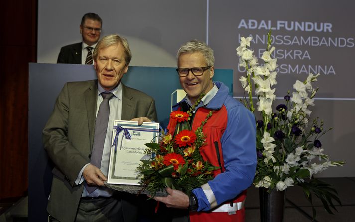Adolf Guðmundsson, formaður LÍÚ, afhendir Guðmundi Erni Jóhannssyni, framkvæmdastjóra Landsbjargar verðlaunin.