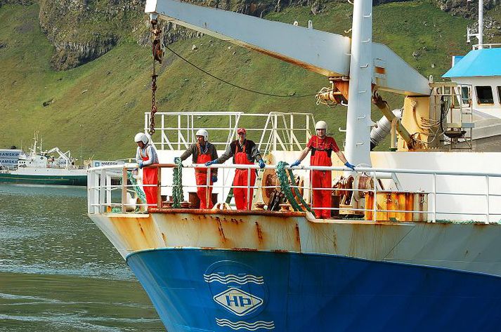 Síldarvertíðin er hafin, en norskir útgerðarmenn segja að brögð séu í tafli við landanir íslenskra uppsjávarskipa. Íslenskir kollegar þeirra sem og Fiskistofa hafa hafnað þeim málflutningi.