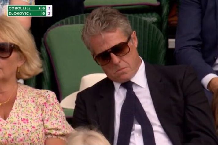 Hugh Grant lokaði augunum aðeins yfir leik Djokovic og Cobolli. 