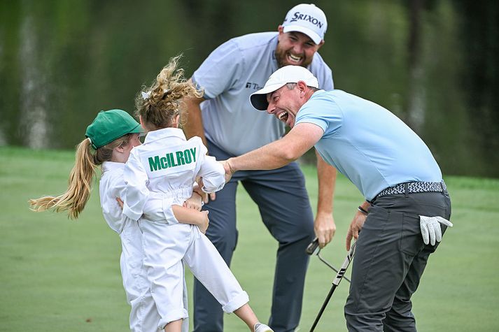 Rory McIlroy fagnar hér með dóttur sinni, Poppy, á Augusta í gær.