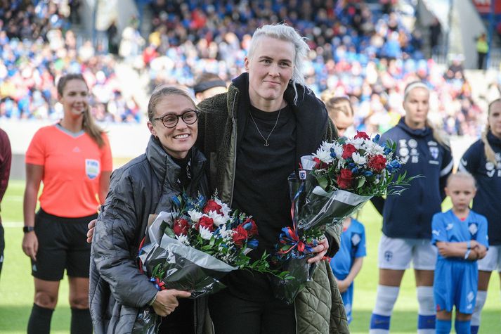 Sandra Sigurðardóttir og Sif Atladóttir voru heiðraðir fyrir einkar vel unnin störf með íslenska kvennalandsliðinu. 