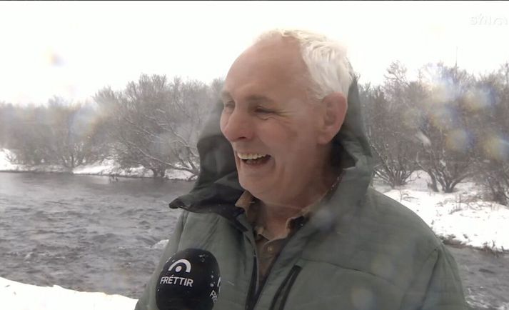 Gunnar Bender, ritstjóri Sportveiðiblaðsins, í slydduéljum á bakka Elliðaáa í dag. Gunnar er jafnframt forfallinn veiðimaður sjálfur.