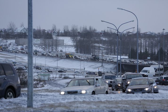 Varað er við veðurhvelli sem spáð er að gangi hratt yfir landið í fyrramálið.