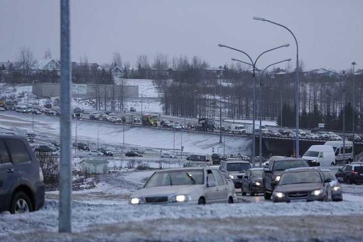 Varað er við veðurhvelli sem spáð er að gangi hratt yfir landið í fyrramálið.