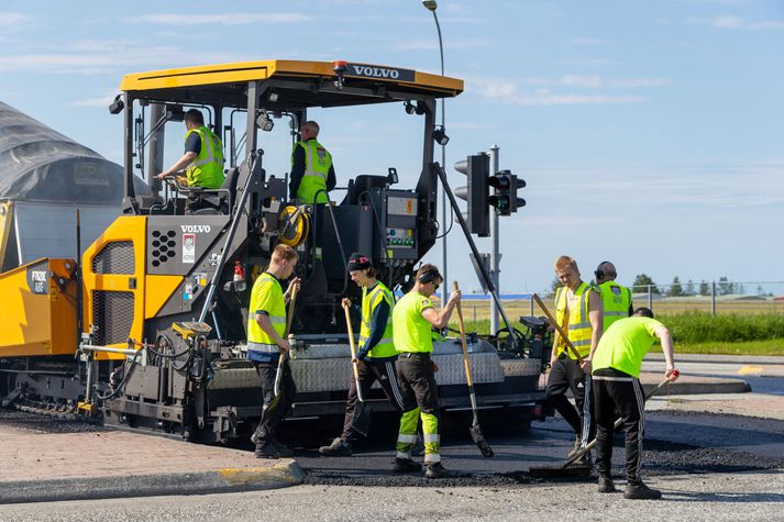 Það eru víða vegaframkvæmdir og vegfarendur eru beðnir að taka tillit til þess. 