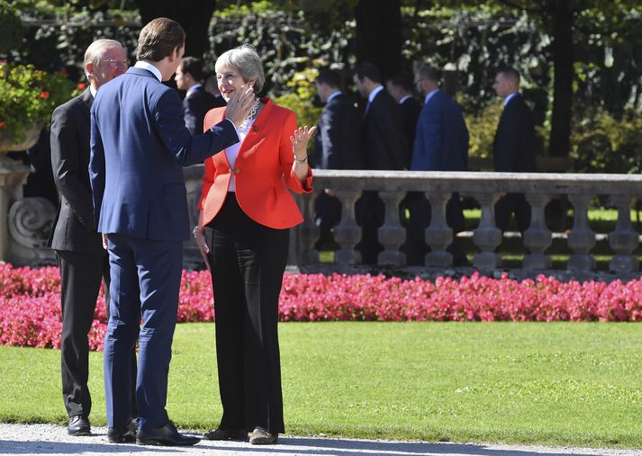 Theresa May á tali við gestgjafa leiðtogafundarins, Sebastian Kurz Austurríkiskanslara.