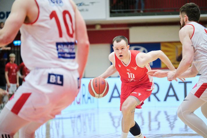 Kári Jónsson hefur komið við sögu í fjórum leikjum með Val í vetur en verður frá keppni næstu mánuðina vegna meiðsla. Það er mikið áfall fyrir bæði hann og Val.