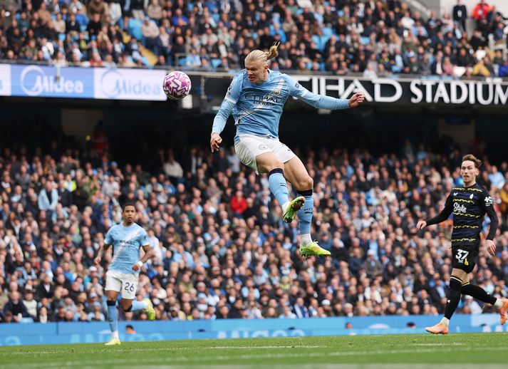 Erling Haaland kemur Manchester City yfir gegn Everton með hörkuskalla.