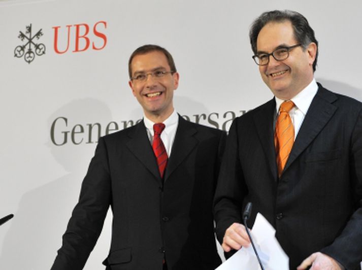 Peter Kurer (t.h.) er stjórnarformaður UBS. Forstjóri bankans er til vinstri við hann. Mynd/ AFP.