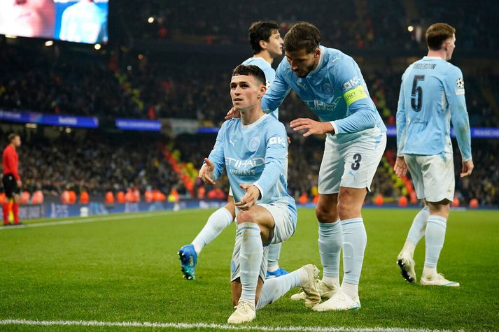 Phil Foden fagnar þriðja marki sínu í kvöld en hann steig fram í fjarveru Erlings Haaland.