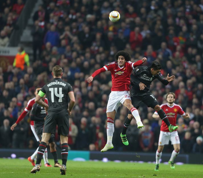 Olnbogarnir fá oft að fljúga hjá Fellaini.