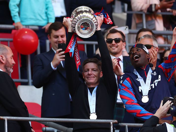 Glasner lyftir FA-bikarnum á Wembley í dag.