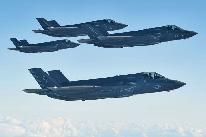 Vélin er af gerðinni F-35B en á myndinni sjást þotur af sömu gerð í eigu Bandaríkjamanna og Breta.