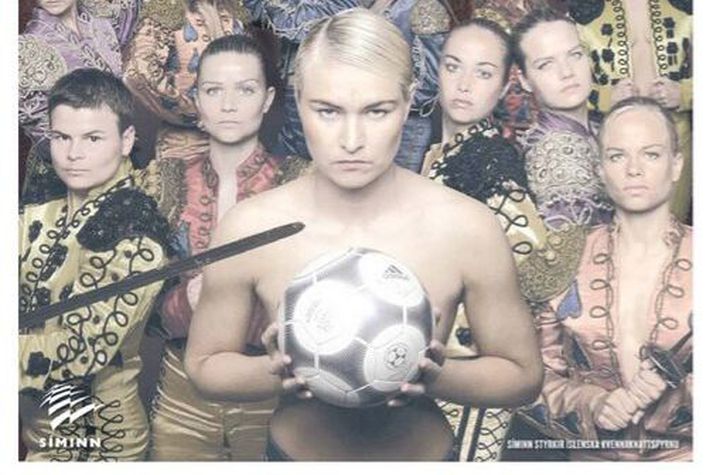 Ásthildur Helgadóttir, fyrirliði íslenska landsliðsins 2002, sést hér á auglýsingunni frægu fyrir fyrsta og eina sigurleik Íslands á Spáni.