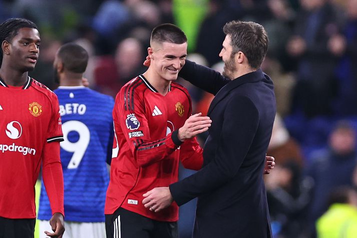 Michael Carrick knattspyrnustjóri Manchester United tekur vel á móti Benjamin Sesko eftir 1-0 sigur á Everton í kvöld þar sem Sesko skoraði sigurmarkið.