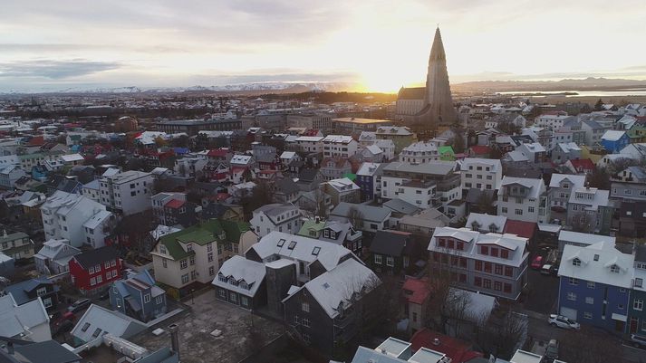 Í skýrslunni segir að í apríl hafi 13,0 prósent íbúða á höfuðborgarsvæðinu selst yfir ásettu verði samanborið við 13,6 prósent í mars.