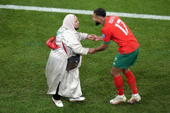 Sofiane Boufal fagnar sigri á Portúgal í átta liða úrslitunum með móður sinni.