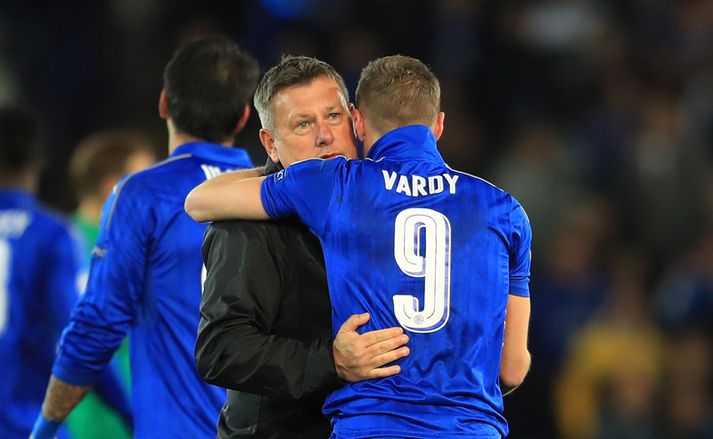 Shakespeare faðmar Jamie Vardy eftir leik í gær.