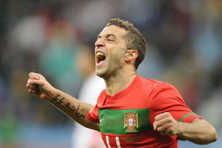 Simao fagnar hér marki sínu í leiknum.
