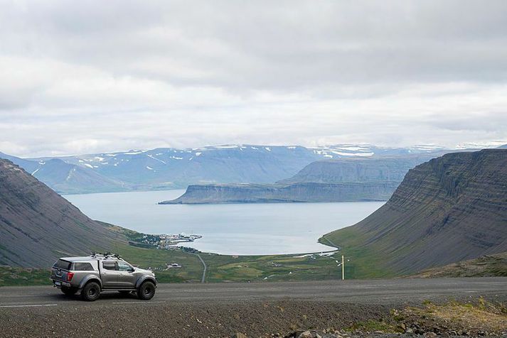 Horft yfir Bíldudal og Arnarfjörð frá Hálfdán. Óhappið varð í norðanverðum Arnarfirðinum.