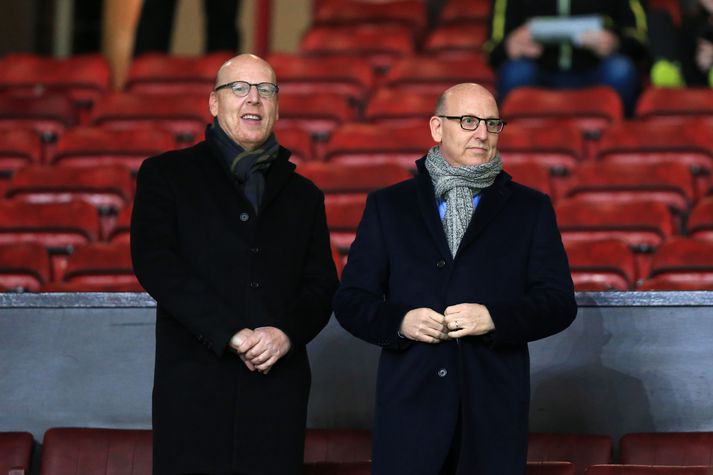 Joel Glazer [t.h.] er varaformaður „ofurdeildar“ Evrópu. Með honum á myndinni er bróðir hans, Avram Glazer.