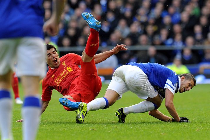 Kevin Mirallas brýtur hér á Luis Suarez.