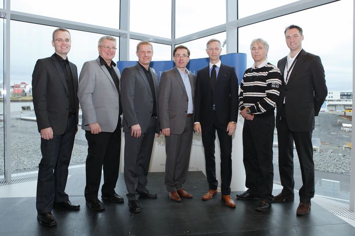 Viðstaddir undirritunina voru Viðar Þórðarson, Gissur Ísleifsson, Brynjar Gunnlaugsson, Daði Friðriksson frá Tölvumiðlun og Halldór Jörgensson, Lars Mikaelsson, Eric Heinen frá Microsoft.